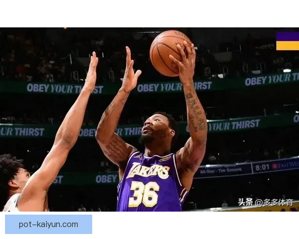 詹姆斯再展防守霸主气质，关键时刻的绝对阻截助力湖人取得重要胜利。