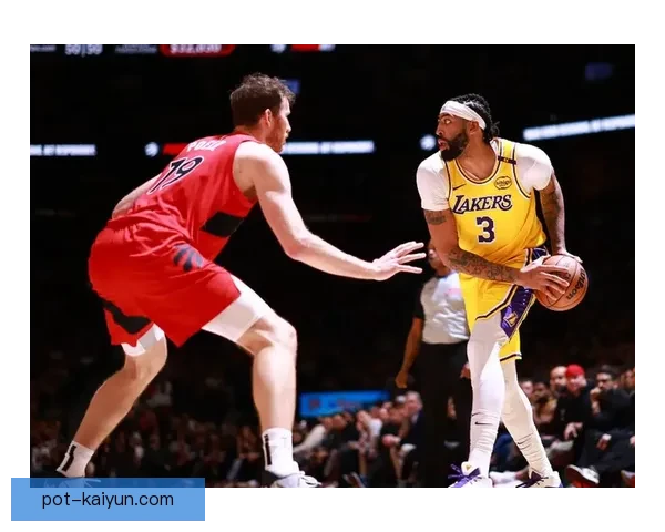 戴维斯在新赛季中持续提升战术适应能力，值得关注的表现让人期待。